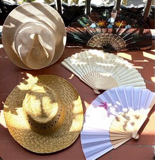 Lote 3 abanicos y 2 sombreros