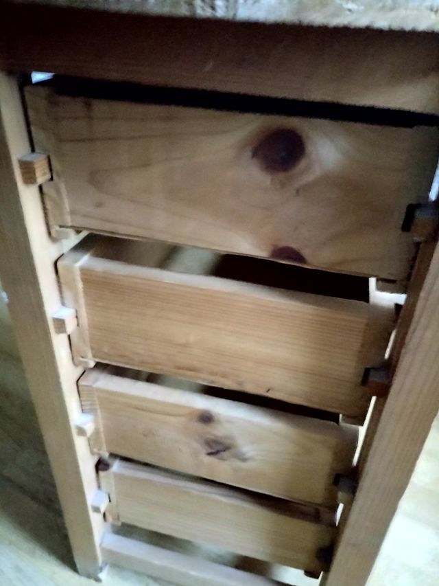 Mesilla redonda de madera con 4 cajones