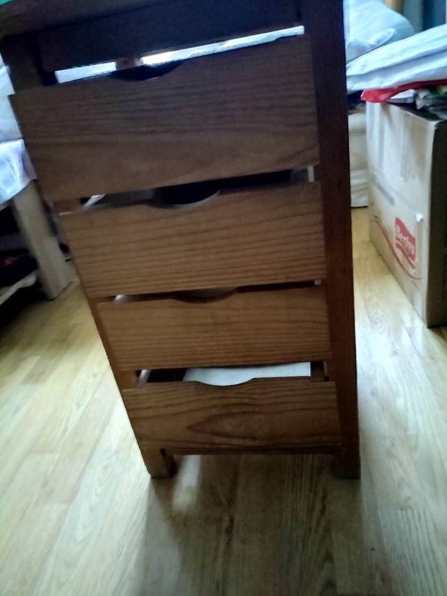 Mesilla redonda de madera con 4 cajones