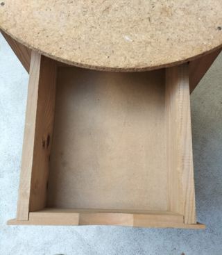 Mesilla redonda de madera con 4 cajones