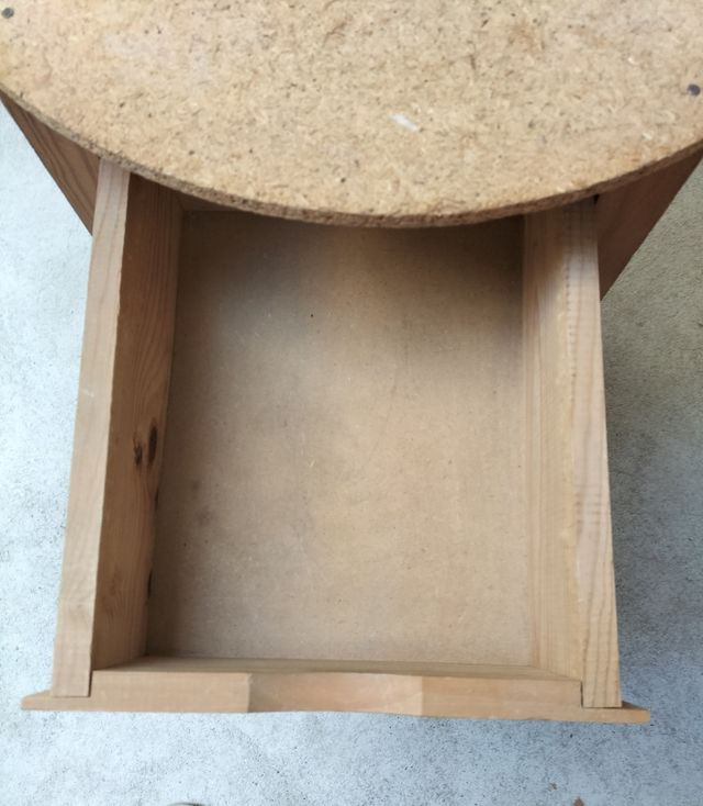 Mesilla redonda de madera con 4 cajones