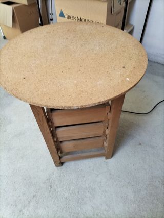 Mesilla redonda de madera con 4 cajones