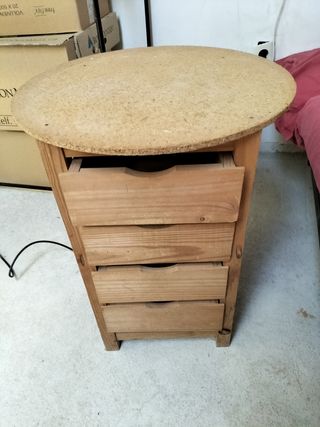 Mesilla redonda de madera con 4 cajones