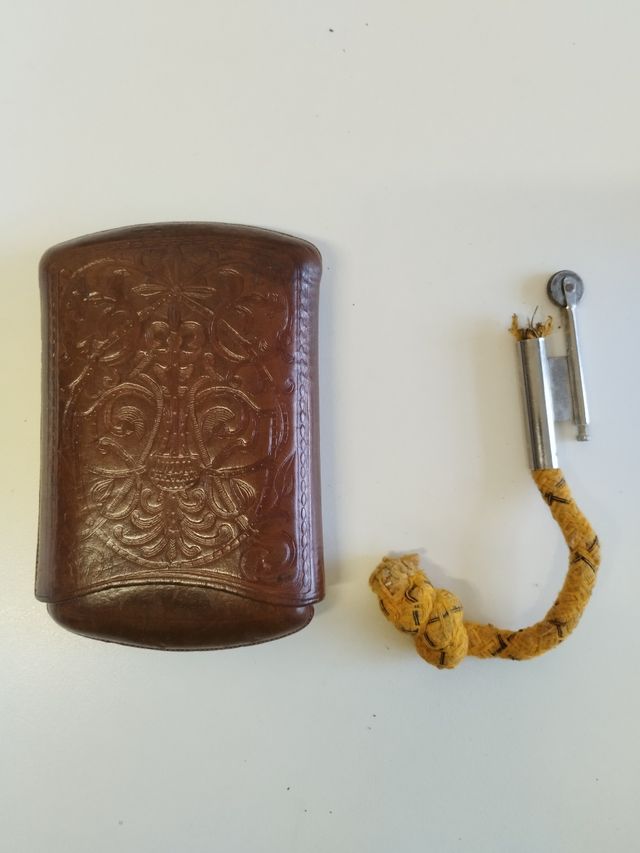 Antigua tabaquera de cuero marrón.