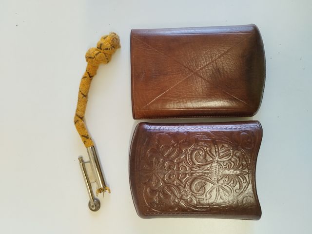 Antigua tabaquera de cuero marrón.