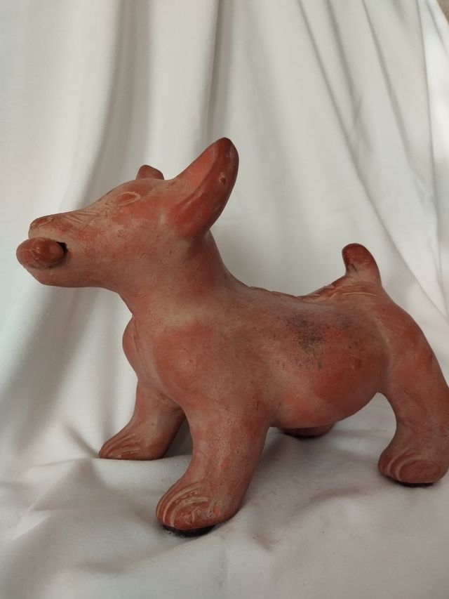Perro " Maya " de cerámica rústica.