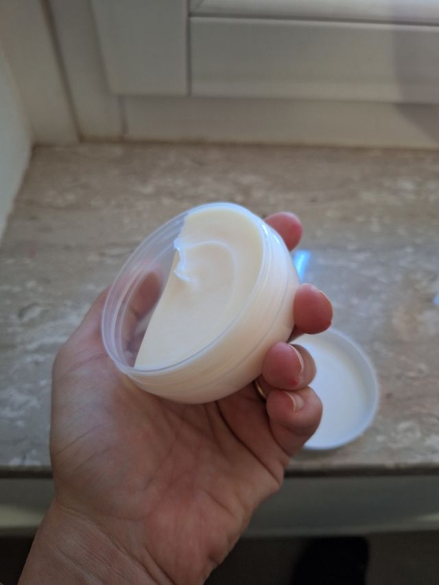 Eyeliner e crema corpo