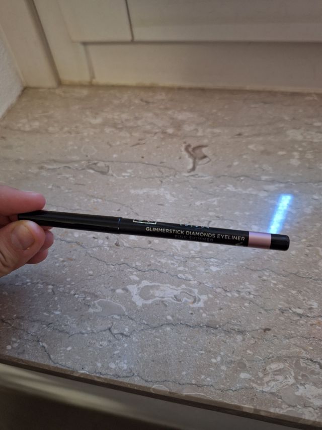 Eyeliner e crema corpo