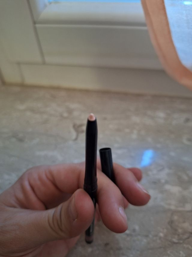 Eyeliner e crema corpo