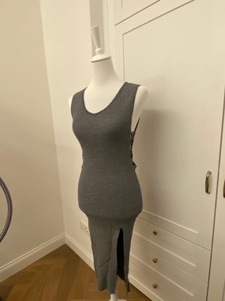 Abito midi con intrecci laterali