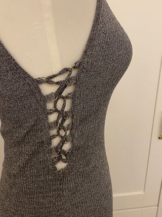 Abito midi con intrecci laterali