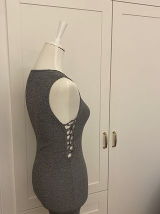 Abito midi con intrecci laterali