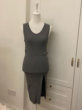 Abito midi con intrecci laterali