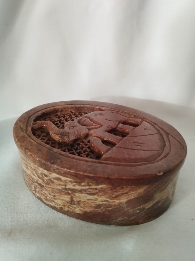 Caja de alabastro oboidal.