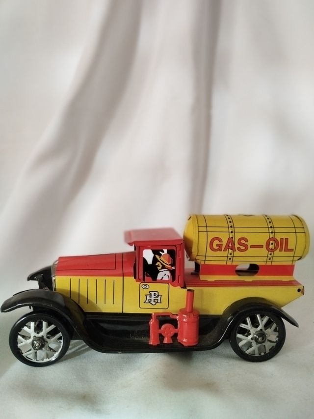 Camión de gasoil, de chapa metálica