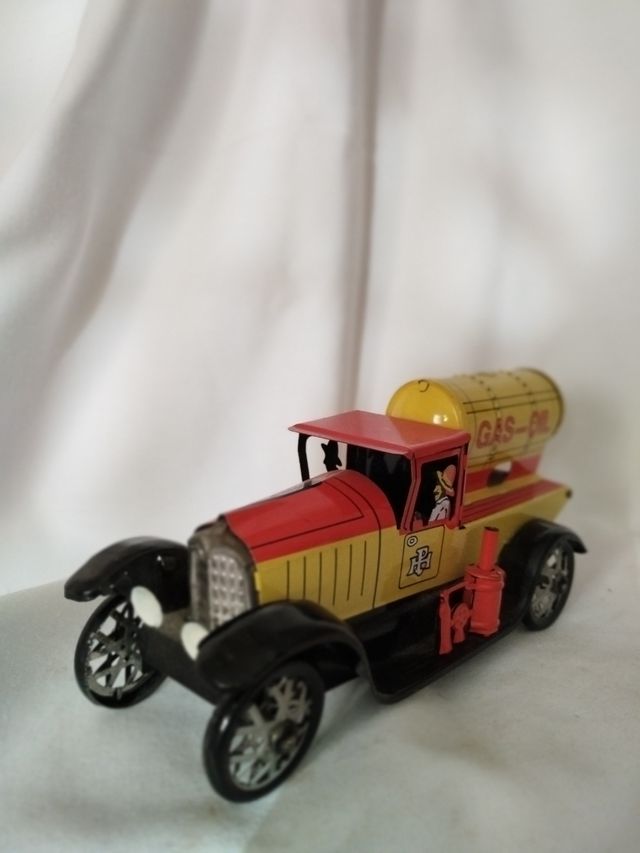 Camión de gasoil, de chapa metálica