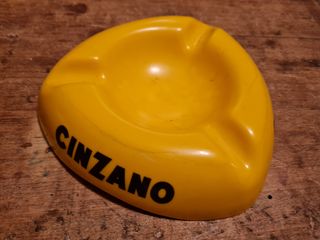 Cenicero antiguo Cinzano. 