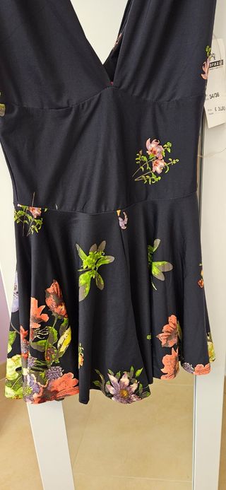 mono corto falda pantalón con gran escote