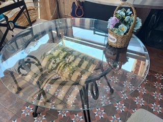 Mesa de forja, sillas y diván