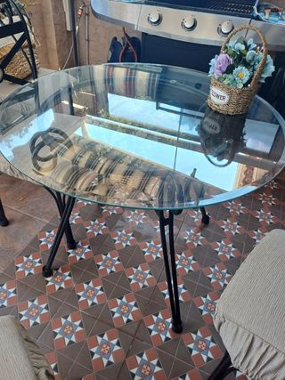 Mesa de forja, sillas y diván