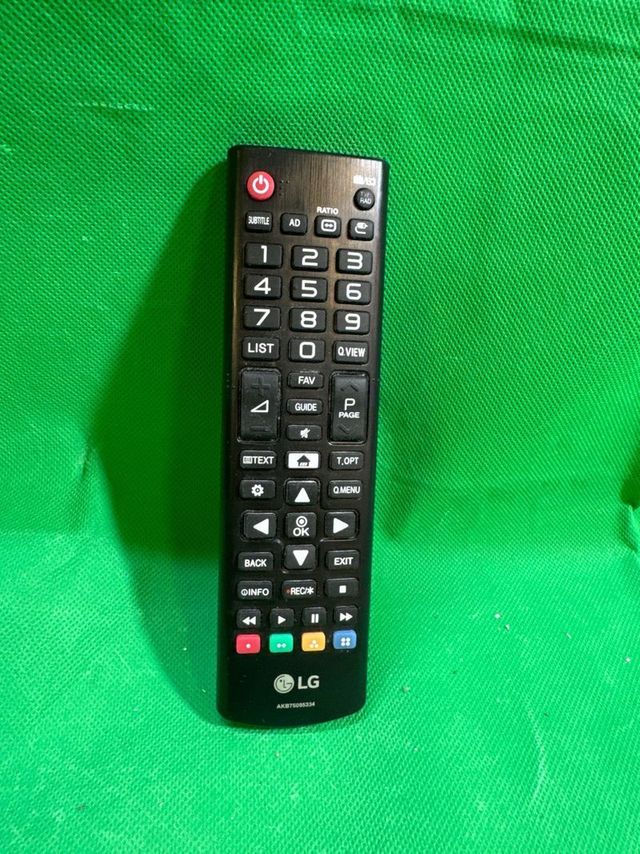 Televisor LG de 32” + pie y mando