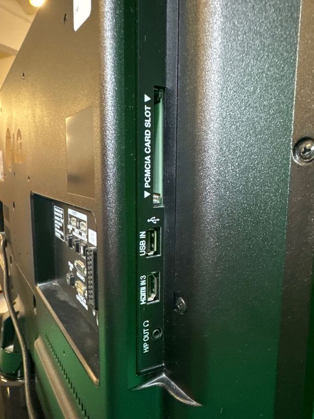 Televisor LG de 32” + pie y mando