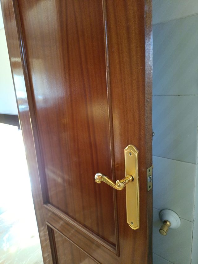 Puertas madera noble .