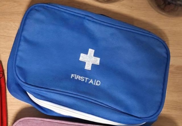 Botiquin de viaje /coche Nuevo a estrenar  AZUL