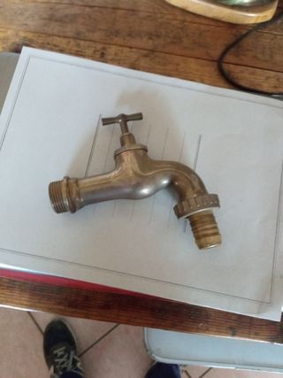 Grosso rubinetto in ottone 