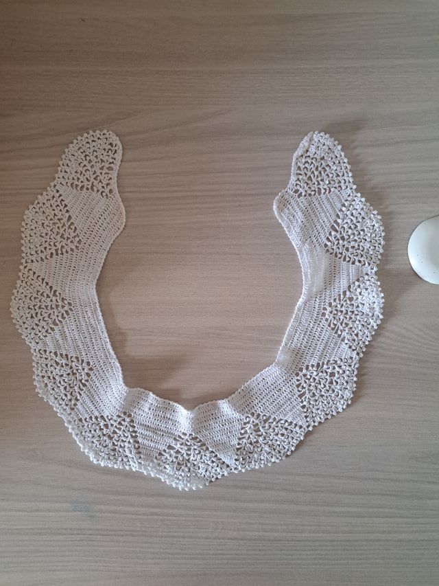 Colletto fatto a mano all'uncinetto