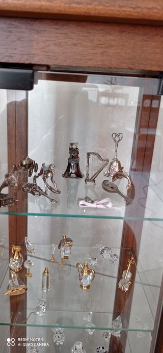 Vetrina arte povera e oggetti Swarovski