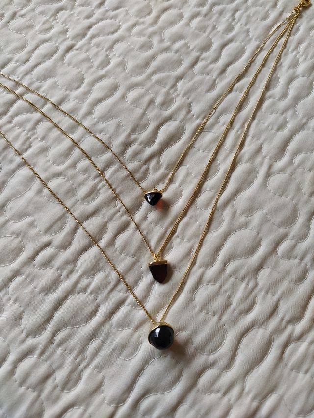 Cadena dorada triple con colgantes