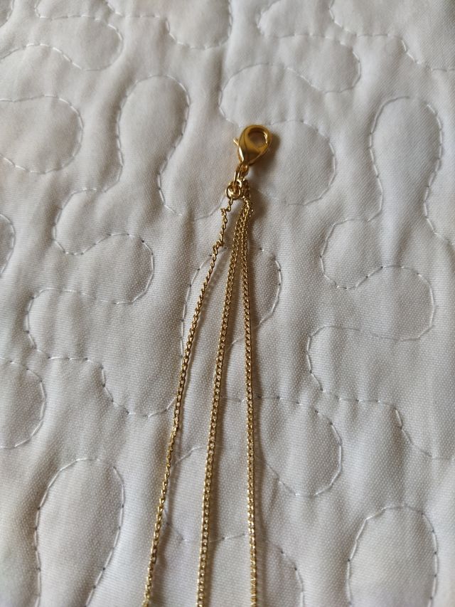 Cadena dorada triple con colgantes