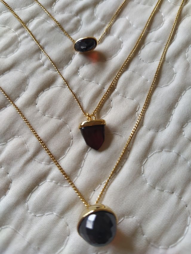 Cadena dorada triple con colgantes