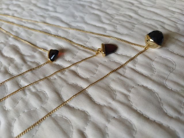 Cadena dorada triple con colgantes