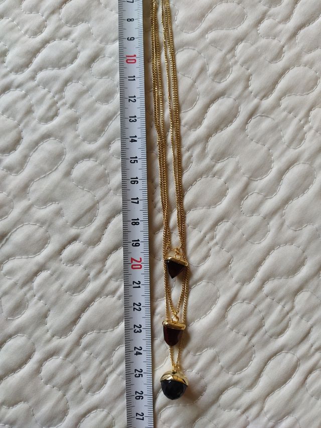 Cadena dorada triple con colgantes