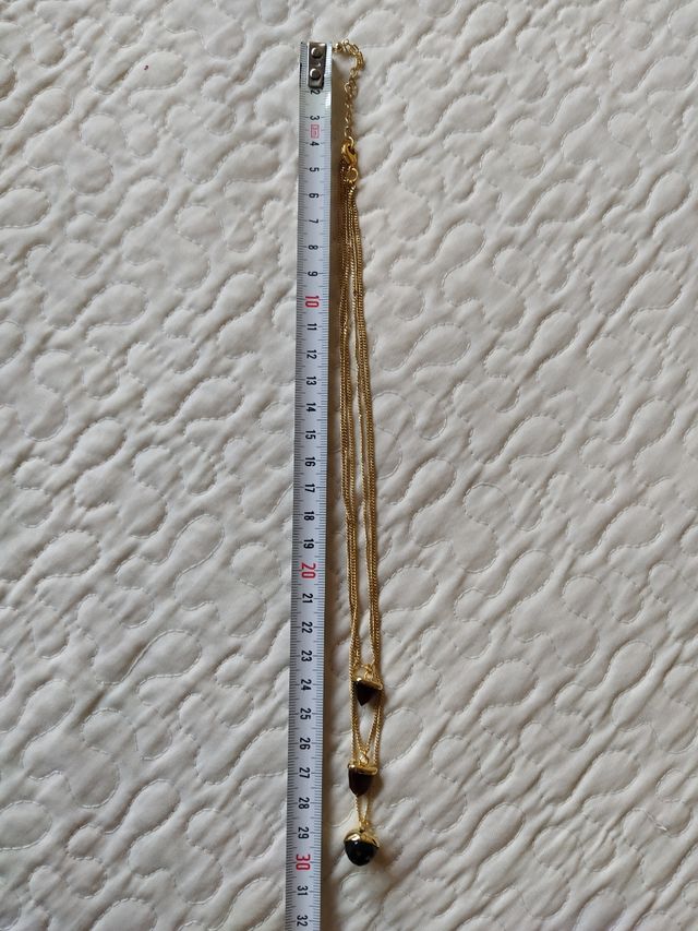 Cadena dorada triple con colgantes