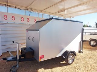 Remolque cerrado de composite.