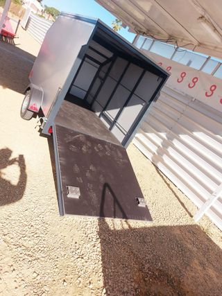 Remolque cerrado de composite.