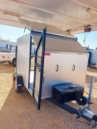 Remolque cerrado de composite.