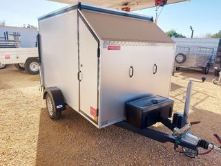 Remolque cerrado de composite.