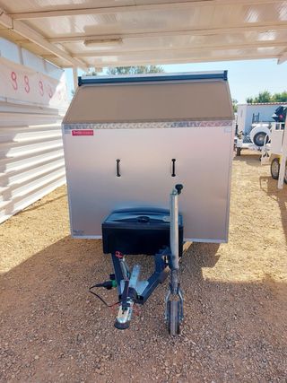 Remolque cerrado de composite.