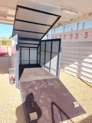 Remolque cerrado de composite.