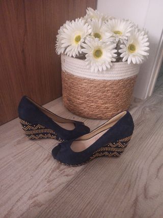 Zapatos de cuña y ante