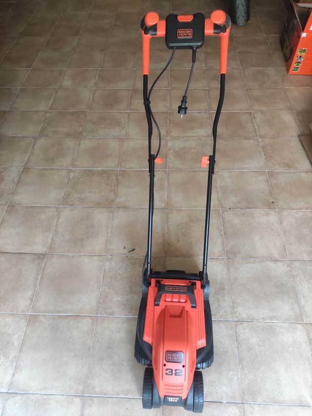 Maquina eléctrica corta césped