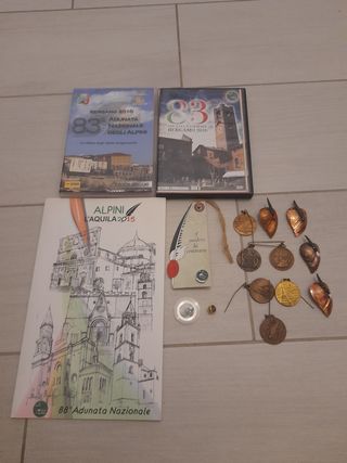 Lotto 6 medaglie adunate alpini, cartoline...
