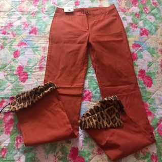 Pantaloni arancioni risvolto leopardato
