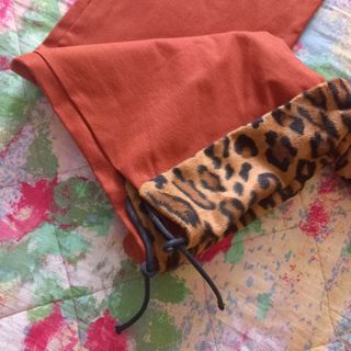 Pantaloni arancioni risvolto leopardato