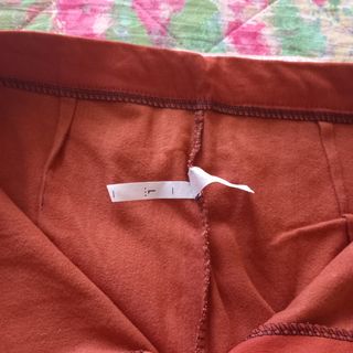 Pantaloni arancioni risvolto leopardato