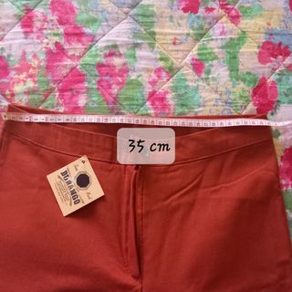 Pantaloni arancioni risvolto leopardato